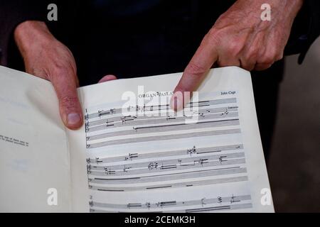 31 août 2020, Saxe-Anhalt, Halberstadt: Rainer O. Neugebauer, Président du Conseil d'Administration de la Fondation d'orgue John cage Halberstadt est debout dans l'église Burchardi et tient le patitur de la pièce musicale 'ORGAN2/ASLSP' de John cage dans ses mains, montrant le changement prochain de son. Dans l'ancienne église, un orgue joue sans interruption ce morceau de musique depuis 2001. Il est dit à durer 639 ans. Le samedi 5 septembre 2020, le 14ème changement sonore du projet d'art d'orgue de John cage Halberstadt est prévu. En plus des cinq tubes précédents c'(16 Banque D'Images