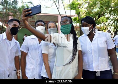 Cienfuegos. 2 septembre 2020. Les étudiants posent pour des photos dans un collège médical de la province de Cienfuegos à Cuba, le 1er septembre 2020. Les écoles de la plupart des régions de Cuba ont rouvert mardi. Credit: Xinhua/Alay Live News Banque D'Images