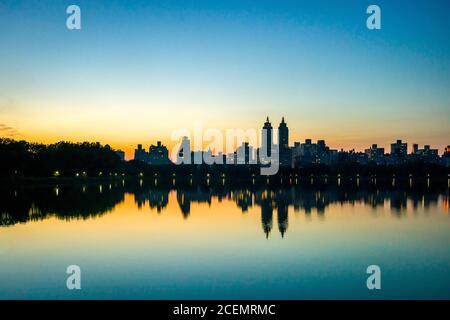 New York, États-Unis, 23 août 2020. Les tours jumelles de l'emblématique bâtiment San Remo se reflètent sur le réservoir Jacqueline Kennedy Onassis à New York ci Banque D'Images