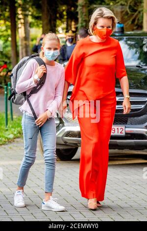 Wezembeek Oppem, Belgique. 1er septembre 2020. La princesse Eleonore et la reine Mathilde portant des masques faciaux par mesure de précaution.Nouvelle année scolaire pour la princesse Eleonore à l'école Heilig HartCollege, Wezembeek-Oppem. Crédit : SOPA Images Limited/Alamy Live News Banque D'Images