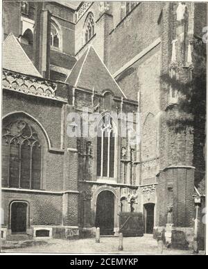 . Oud-Nederlandsche steden in haar ontstaan, groei en ontwiskkeling. AFB. N°. 223. Gezicht op de Sint-Eusebiuskerk te Arnhem, van af de marktzijde. Vervangen, eindigde eerst tegen of na het jaar 1500. AFB. N°. 224 toont debezuiden het dwarsschip aangebouwde kapel en tevens de verweering vanhet zandsteenen muurwerk en afb. N°. 223 haar zuidgevel met toren,gezien van de markt, met haar oude gebouwen en het oude raadhuis. De Sint-Jan te s Hertogenbosch. On prachtigste kerkgebouw echter, in de XVde eeuw gebouwd ennog aanwezig, is de Sint-Jan te s Hertogenbosch, op afb. N°. 161 inplategrond en bij Banque D'Images