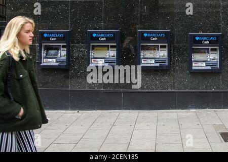 Londres, Royaume-Uni. 31 août 2020. Distributeurs automatiques de billets Barclays (ATM) vus dans le centre de Londres. Credit: Dinendra Haria/SOPA Images/ZUMA Wire/Alay Live News Banque D'Images