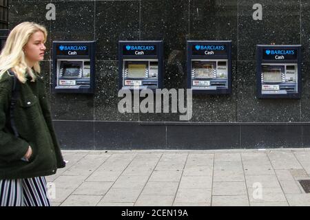 Distributeurs automatiques de billets Barclays (ATM) vus dans le centre de Londres. Banque D'Images