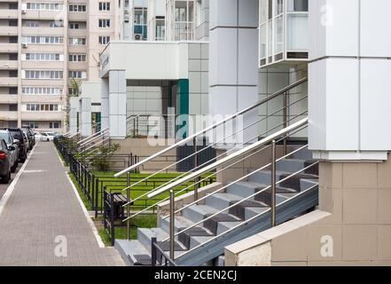 Voronezh, Russie - 22 décembre 2019 : entrées d'un nouveau bâtiment résidentiel de la société de construction Vybor, Voronezh Banque D'Images