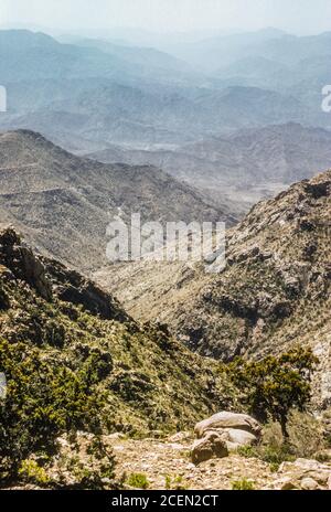 Arabie Saoudite. Terrain montagneux près d'Abha, province d'ASiR. Photographié en mars 1973. Banque D'Images