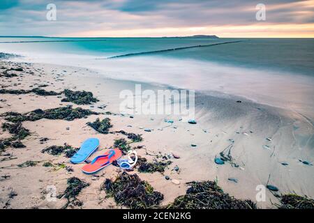 Les lèvres flip et des lunettes de natation au bord de la mer sur le sable, près de l'eau. Concept - vacances à la plage, vacances à la mer Banque D'Images