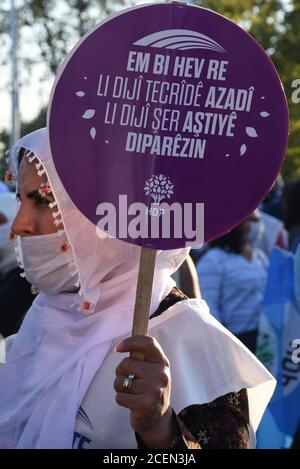 Une femme détient un écriteau contre la guerre lors d'un rassemblement de la chaîne de la paix mondiale à Istanbul, en Turquie. 1er septembre 2020. (Photo par Dilara Acikgoz/INA photo Agency) crédit: SIPA USA/Alay Live News Banque D'Images