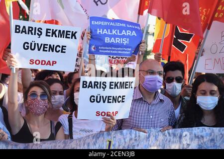 Les activistes détiennent des pancartes contre la guerre lors d'un rassemblement de la chaîne de la paix mondiale à Istanbul, en Turquie. 1er septembre 2020. (Photo par Dilara Acikgoz/INA photo Agency) crédit: SIPA USA/Alay Live News Banque D'Images