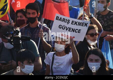 Une femme détient un écriteau contre la guerre lors d'un rassemblement de la chaîne de la paix mondiale à Istanbul, en Turquie. 1er septembre 2020. (Photo par Dilara Acikgoz/INA photo Agency) crédit: SIPA USA/Alay Live News Banque D'Images