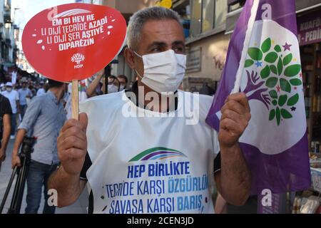 Un homme tient une bannière contre la guerre lors d'un rassemblement de la chaîne de la paix mondiale à Istanbul, en Turquie. 1er septembre 2020. (Photo par Dilara Acikgoz/INA photo Agency) crédit: SIPA USA/Alay Live News Banque D'Images