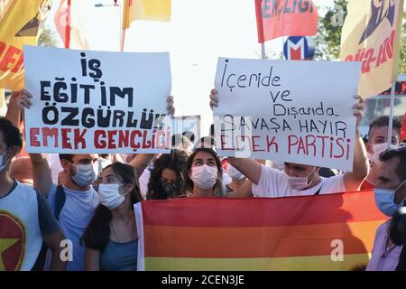 Les activistes détiennent des pancartes contre la guerre lors d'un rassemblement de la chaîne de la paix mondiale à Istanbul, en Turquie. 1er septembre 2020. (Photo par Dilara Acikgoz/INA photo Agency) crédit: SIPA USA/Alay Live News Banque D'Images