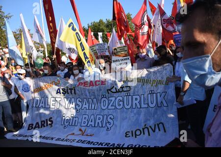 Les activistes détiennent une bannière contre la guerre lors d'un rassemblement de la chaîne de la paix mondiale à Istanbul, en Turquie. 1er septembre 2020. (Photo par Dilara Acikgoz/INA photo Agency) crédit: SIPA USA/Alay Live News Banque D'Images