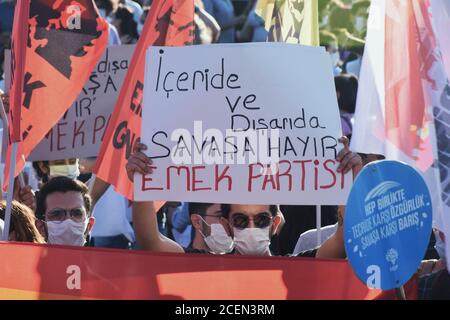 Les activistes détiennent des pancartes contre la guerre lors d'un rassemblement de la chaîne de la paix mondiale à Istanbul, en Turquie. 1er septembre 2020. (Photo par Dilara Acikgoz/INA photo Agency) crédit: SIPA USA/Alay Live News Banque D'Images