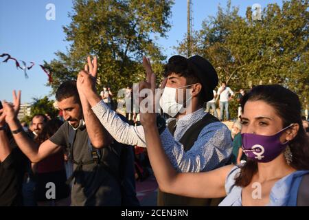 L'activiste cria des slogans et des gestes de victoire lors d'un rassemblement de la chaîne de la paix mondiale à Istanbul, en Turquie. 1er septembre 2020. (Photo par Dilara Acikgoz/INA photo Agency) crédit: SIPA USA/Alay Live News Banque D'Images