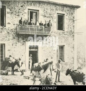 . Les conférences Burton Holmes;. Un KÜAN GRECIAN VOYAGES 191 après le décès de ces anciens boursiers et de leurs camarades contempo, la robe nationale grecque ne sera plus vue dans les musées saveines ni dans les mascarades. La nouvelle génération, habillée comme des singes en manteaux sans gratis et pantalon à la traîne, se félicitera alors et fera des progrès. Nous avons fait notre halte de noonday par invitation à un délice maison où la courtoisie innée de nos hôtes et le plaisir iraffecté de nous divertir a ajouté un soulagement à la somme des repas fournis. Tels sont les Grecs de l'avant-régime. Les Grecs de la sont moins pittoresques Banque D'Images