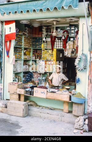 Jidda, Hejaz, Arabie Saoudite. Spice Shop et articles divers. Photographié le 1973 mai. Banque D'Images