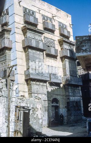 Jidda, Hejaz, Arabie Saoudite. Maisons traditionnelles avec fenêtres de Harem pour les femmes. Photographié le 1973 mai. Banque D'Images