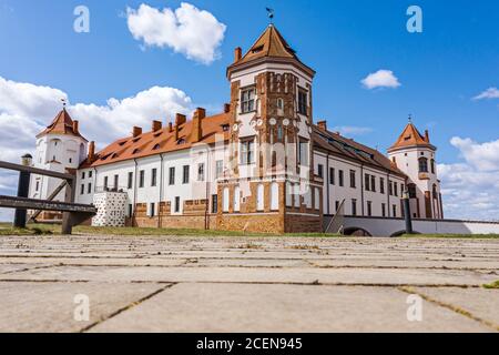 MINSK, BÉLARUS - 26 AVRIL 2020 : belle vue sur le château médiéval de Mir le jour ensoleillé du printemps. Patrimoine mondial de l'UNESCO. Vue ponctuelle du drone d'atterrissage. Banque D'Images