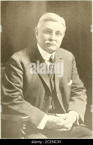 . Histoire de Bridgeport et des environs. - âge de trente-huit ans. Sa femme, née à Fairfield en 1827, membre de l'aaac d'une des vieilles familles de cette ville, est décédée en 1882. M. (loiilen a fréquenté l'école à Fairfield et aussi à New Canaan, Connecticut, et quand un garçon est allé travailler dans un magasin de marchandises sèches dans cette ville, entrant ainsi dans le mercantilebusiness à un âge précoce. Il a servi un apprentissage robuste et a obtenu un avantage pratique d'achat et de vente qui lui a bien servi et aidé dans son avancement. In1876 il a obtenu un poste dans un magasin de produits secs à Hartford, con Banque D'Images