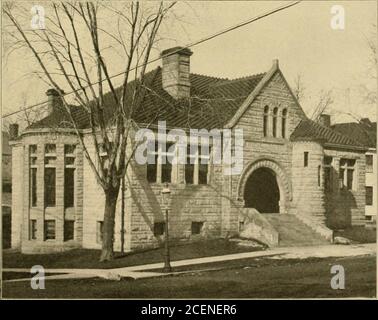 . Encyclopédie historique de l'Illinois. LEE COUNTY COURT HOUSE, DIXON, 1900-19U1. L'ÉDIFICE O. R. DODGE LIHRARV, DIXON. HISTOIRE DU COMTÉ DE LEE PAR ^^YRR^C:^-«»-^ CHAPITRE L HISTOIRE GÉNÉRALE. INTRODUCTION TRAITÉ DES PRAIRIES DU CHIEN CESSION DE TERRES INDIENNES ORGANISATION DES COMTÉS ET DES CANTONS ROUTES ET PONTS PRÉCOCES TRIBUNAUX ET MAISONS DE COUR—CONCOURS DE SIÈGE DU PAYS JUGES DE CIRCUIT MEMBRES DES OFFICIERS DE COMTÉ DE L'ASSEMBLÉE GÉNÉRALE LE COMTÉ DE LEE DANS LA GUERRE CIVILE—CHEMINS DE FER À VAPEUR ET ÉLECTRIQUES — SYSTÈMES DE DRAINAGE TORNADO PREMIERS MARCHÉS—ÉCOLES ROUTES NATIONALES. AVANT-PROPOS.—conformément au but général et au but de ce qui précède Banque D'Images