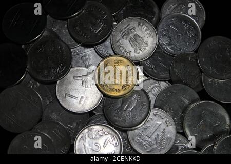 Pile de 1, 2, 5, 10 monnaie métallique de roupie indienne isolée. Concept d'investissement financier, économique, bancaire et d'échange. 5 roupies de monnaie dorée Banque D'Images