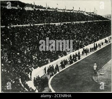 . Les conférences Burton Holmes;. THK STADIUM 56 LES JEUX OLYMPIQUES les vieux gants de boxe feraient un combat moderne avec la terreur. Ils étaient en cuir, cloutés copiouslyavec des boutons et des plaques de métal. On nous dit que les coureurs de courte distance ont couru si vite qu'ils étaient invisibles, et qu'ils ont couru sur une piste sablonneuse. Les grands honneurs ont été la récompense de lui qui a conqueredin les listes: Sa ville natale est devenue célèbre par l'hisvictoire ; à son retour les habitants enthousiastes ont déchiré une partie du mur de la ville qu'il ne pourrait pas être forcé d'enterrer la porte utilisée par les mortels communs. AY, ces loups-garous Banque D'Images