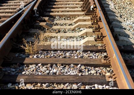 Vieilles traverses en bois et nouvelles traverses en béton - la connexion de différentes périodes sur le chemin de fer. Banque D'Images