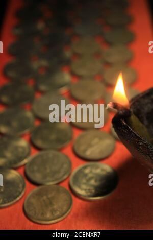 Pièces de monnaie en roupie indienne avec bougie. Pile de 1, 2, 5, 10 monnaie métallique de roupie indienne isolée sur fond rouge. Financier, économie Banque D'Images