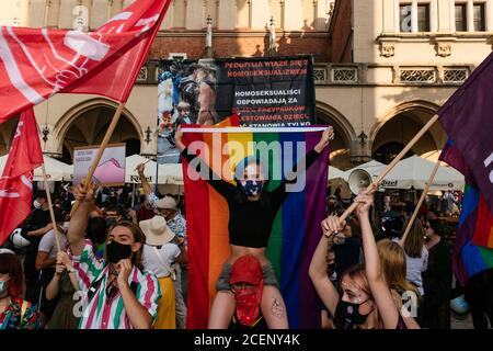 Les membres de la communauté LGBTQ participent au mois de mars. La Marche annuelle pour l'égalité, également connue sous le nom de Pride Parade, a attiré un nombre particulièrement important de participants, ainsi que deux contre-manifestations. En Pologne, un débat public féroce a récemment eu lieu entre les partisans de la tolérance, avec des points de vue de centre ou de gauche, et les cercles conservateurs, nationalistes et catholiques de droite, qui expriment leur aversion envers la communauté LGBT de plus en plus impitoyable. Les adversaires de la communauté LGBT l'accusent d'essayer de mener une révolution morale. Ceux qui sont en faveur de la tolérance le rappellent Banque D'Images