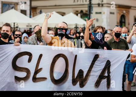 Les membres de l'extrême droite des organisations gestes pendant la contre-manifestation.la Marche annuelle de l'égalité également connue sous le nom de Pride Parade a attiré un nombre particulièrement important de participants, ainsi que deux contre-manifestations. En Pologne, un débat public féroce a récemment eu lieu entre les partisans de la tolérance, avec des points de vue de centre ou de gauche, et les cercles conservateurs, nationalistes et catholiques de droite, qui expriment leur aversion envers la communauté LGBT de plus en plus impitoyable. Les adversaires de la communauté LGBT l'accusent d'essayer de mener une révolution morale. Dans Banque D'Images