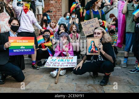 Les membres de la communauté LGBTQ posent pour une photo après le mars.la Marche annuelle de l'égalité également connue sous le nom de Pride Parade a attiré un nombre particulièrement important de participants, ainsi que deux contre-manifestations. En Pologne, un débat public féroce a récemment eu lieu entre les partisans de la tolérance, avec des points de vue de centre ou de gauche, et les cercles conservateurs, nationalistes et catholiques de droite, qui expriment leur aversion envers la communauté LGBT de plus en plus impitoyable. Les adversaires de la communauté LGBT l'accusent d'essayer de mener une révolution morale. Ceux qui sont en faveur de la tolérance réchal Banque D'Images