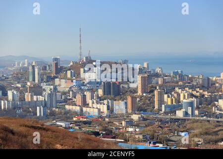 Panorama de la ville de Vladivostok depuis la colline Holodilnik, sur laquelle se trouvent les fortifications. Banque D'Images