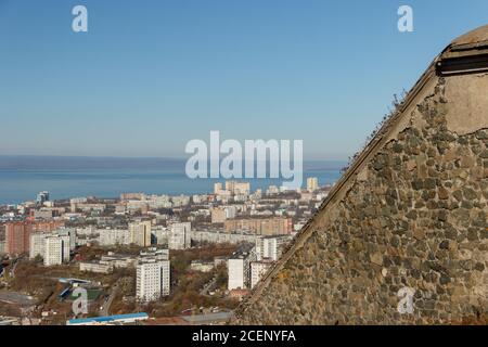 Panorama de la ville de Vladivostok depuis la colline Holodilnik, sur laquelle se trouvent les fortifications. Banque D'Images