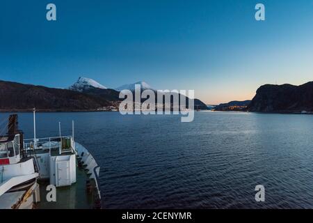 Arrivée à Maloy, en Norvège, avec un bateau de croisière tôt le matin, avec des montagnes enneigées par une journée d'hiver claire Banque D'Images