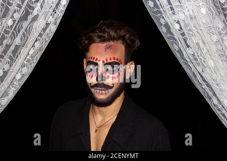 jeune homme habillé pour la fête Banque D'Images