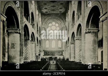 . Le livre Hovey, décrivant l'ascendance anglaise et les descendants américains de Daniel Hovey d'Ipswich, Massachusetts. Vues extérieures et intérieures de Waltham Abbey, comté d'Essex, Angleterre, où Richard Hovey, et beaucoup de sa famille ont été baptisés et adorés, et dans laquelle l'église-yardthey ont été enterrés. Ici, son fils, Daniel Hovey, a été baptisé, le 9 août 1618. La ville date de l'époque de Ralph de Tovi, porteur standard de Canute le Grand, et l'abbaye a été construite et ornée à l'origine par Harold, et consécratadad le 3 mai 1060. Il est considéré comme un noble speci-hommes du style roman du Nord Banque D'Images