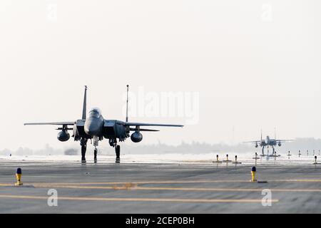 Deux F-15E Strike Eagles taxi dans après avoir exécuté un Qatar-États-Unis Événement d'amitié du Commandement central des Forces aériennes de la base aérienne d'Al Udeid, Qatar, 24 août 2020. Ce vol a été effectué afin de continuer à établir des relations militaires avec le QEAF et de les familiariser avec le F-15E de la U.S. Air Force avant leur arrivée au F-15QA. (É.-U. Photo de la Force aérienne par le sergent d'état-major. Lauren Parsons) Banque D'Images