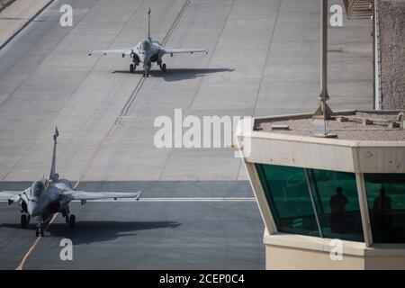 Rafales de la Qatari Air Force (QEAF) en préparation pour un vol de formation pendant le Qatar-États-Unis Événement d'amitié du Commandement central des Forces aériennes à la base aérienne d'Al Udeid, Qatar, 24 août 2020. Ce vol a été effectué afin de continuer à établir des relations militaires avec le QEAF et de les familiariser avec le F-15E de la United States Air Force avant leur arrivée au F-15QA. (É.-U. Photo de la Force aérienne par le Sgt. Larry E. Reid Jr.) Banque D'Images