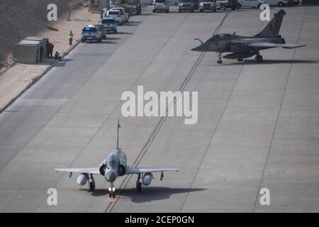 Le Mirage 2000 et le taxi Rafale de la Qatari Emiri Air Force (QEAF) en préparation pour un vol de formation pendant le Qatar-États-Unis Événement d'amitié du Commandement central des Forces aériennes à la base aérienne d'Al Udeid, Qatar, 24 août 2020. Ce vol a été effectué afin de continuer à établir des relations militaires avec le QEAF et de les familiariser avec le F-15E de la United States Air Force avant leur arrivée au F-15QA. (É.-U. Photo de la Force aérienne par le Sgt. Larry E. Reid Jr.) Banque D'Images