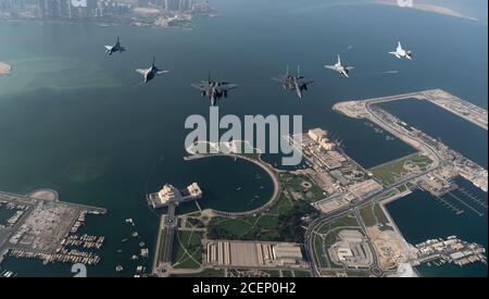 Le Mirage 2000S et Rafales de la Qatari Emiri Air Force (QEAF) survolent en formation au-dessus de Doha, au Qatar, aux côtés du F-15E de la U.S. Air Force (USAF), frappent les aigles pendant le Qatar-États-Unis Événement d'amitié du Commandement central de la Force aérienne, 24 août 2020. Ce vol a été effectué afin de continuer à établir des relations militaires avec le QEAF et de les familiariser avec le F-15E de l'USAF avant leur arrivée au F-15QA. (É.-U. Photo de la Force aérienne par le sergent d'état-major. Justin Parsons) Banque D'Images