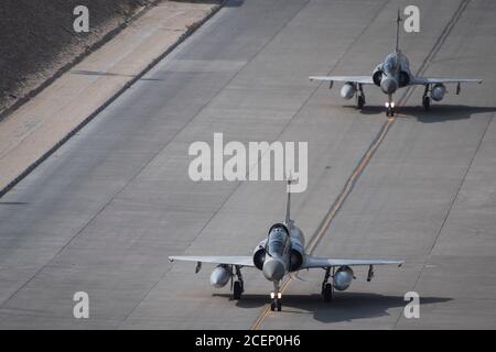 Le Mirage 2000S de la QEmiri Air Force (QEAF) de Qatari en préparation à un vol de formation pendant le Qatar-États-Unis Événement d'amitié du Commandement central des Forces aériennes à la base aérienne d'Al Udeid, Qatar, 24 août 2020. Ce vol a été effectué afin de continuer à établir des relations militaires avec le QEAF et de les familiariser avec le F-15E de la United States Air Force avant leur arrivée au F-15QA. (É.-U. Photo de la Force aérienne par le Sgt. Larry E. Reid Jr.) Banque D'Images
