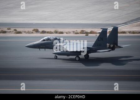 Un F-15E Strike Eagle de la U.S. Air Force (USAF) prend un taxi en vue d'un vol de formation au Qatar-États-Unis Événement d'amitié du Commandement central des Forces aériennes à la base aérienne d'Al Udeid, Qatar, 24 août 2020. Ce vol a été effectué afin de continuer à établir des relations militaires avec la Force aérienne Qatari Emiri (QEAF) et de les familiariser avec le F-15E de l’USAF avant leur arrivée au F-15QA. (É.-U. Photo de la Force aérienne par le Sgt. Larry E. Reid Jr.) Banque D'Images