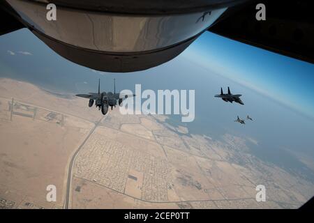 Le Mirage 2000S et Rafales de la Qatari Emiri Air Force (QEAF) survolent en formation au-dessus de Doha, au Qatar, aux côtés du F-15E de la U.S. Air Force (USAF), frappent les aigles pendant le Qatar-États-Unis Événement d'amitié du Commandement central de la Force aérienne, 24 août 2020. Ce vol a été effectué afin de continuer à établir des relations militaires avec le QEAF et de les familiariser avec le F-15E de l'USAF avant leur arrivée au F-15QA. (É.-U. Photo de la Force aérienne par le sergent d'état-major. Justin Parsons) Banque D'Images