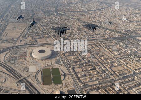 Le Mirage 2000S et Rafales de la Qatari Emiri Air Force (QEAF) survolent en formation au-dessus de Doha, au Qatar, aux côtés du F-15E de la U.S. Air Force (USAF), frappent les aigles pendant le Qatar-États-Unis Événement d'amitié du Commandement central de la Force aérienne, 24 août 2020. Ce vol a été effectué afin de continuer à établir des relations militaires avec le QEAF et de les familiariser avec le F-15E de l'USAF avant leur arrivée au F-15QA. (É.-U. Photo de la Force aérienne par le sergent d'état-major. Justin Parsons) Banque D'Images