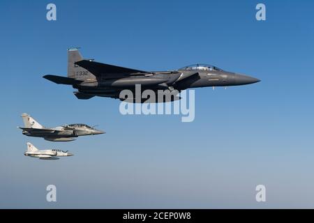 Le Mirage 2000S et Rafales de la Qatari Emiri Air Force (QEAF) survolent en formation au-dessus de Doha, au Qatar, aux côtés du F-15E de la U.S. Air Force (USAF), frappent les aigles pendant le Qatar-États-Unis Événement d'amitié du Commandement central de la Force aérienne, 24 août 2020. Ce vol a été effectué afin de continuer à établir des relations militaires avec le QEAF et de les familiariser avec le F-15E de l'USAF avant leur arrivée au F-15QA. (É.-U. Photo de la Force aérienne par le sergent d'état-major. Justin Parsons) Banque D'Images