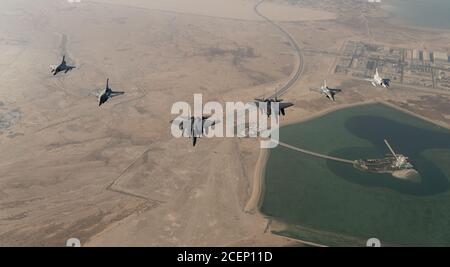 Le Mirage 2000S et Rafales de la Qatari Emiri Air Force (QEAF) survolent en formation au-dessus de Doha, au Qatar, aux côtés du F-15E de la U.S. Air Force (USAF), frappent les aigles pendant le Qatar-États-Unis Événement d'amitié du Commandement central de la Force aérienne, 24 août 2020. Ce vol a été effectué afin de continuer à établir des relations militaires avec le QEAF et de les familiariser avec le F-15E de l'USAF avant leur arrivée au F-15QA. (É.-U. Photo de la Force aérienne par le sergent d'état-major. Justin Parsons) Banque D'Images