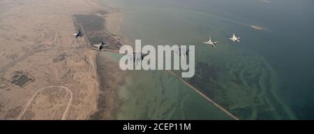 Le Mirage 2000S et Rafales de la Qatari Emiri Air Force (QEAF) survolent en formation au-dessus de Doha, au Qatar, aux côtés du F-15E de la U.S. Air Force (USAF), frappent les aigles pendant le Qatar-États-Unis Événement d'amitié du Commandement central de la Force aérienne, 24 août 2020. Ce vol a été effectué afin de continuer à établir des relations militaires avec le QEAF et de les familiariser avec le F-15E de l'USAF avant leur arrivée au F-15QA. (É.-U. Photo de la Force aérienne par le sergent d'état-major. Justin Parsons) Banque D'Images