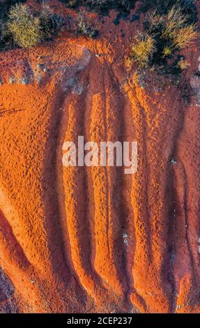 Gant, Hongrie - vue aérienne horizontale de drone de mine de bauxite abandonnée aux couleurs chaudes rouge et orange et arbre au coucher du soleil. Texture bauxite rouge Banque D'Images