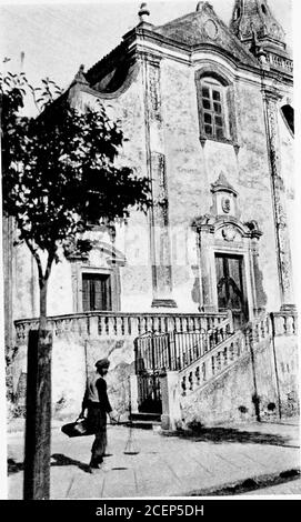 . Un voyage à travers l'Italie, la Sicile, la Tunisie, l'Algérie et le sud de la France. panorama, le cratère fumeur de l'Etna au loin. Chambres délicieusement propres avec lumière électrique, un salon et bain, gaveus l'occasion de se détendre et de ressentir une fois de plus la joie d'être vivant. Le samedi 28 décembre, a été une belle journée, et nous l'avons passé à prendre des photos du Mont Etnaand de plusieurs vues sur la mer ainsi que d'innombrables scènes de la ville. Pour soulager la monotonie du reste de la journée, nous avons visité le théâtre grec famousGreek au sommet de la colline, le plus intéressant et magnifiquement situé. Puis vint Banque D'Images