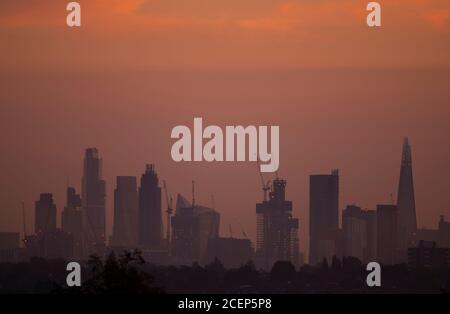 Wimbledon, Londres, Royaume-Uni. 1er septembre 2020. L'aube automnale au-dessus de Londres avec les gratte-ciels du bureau de la ville détourés contre un ciel changeant à l'approche du lever du soleil. Crédit : Malcolm Park/Alay Live News. Banque D'Images